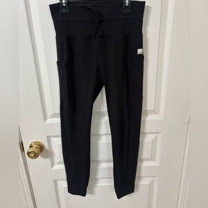 Women’s Vuori daily pocket leggings size medium